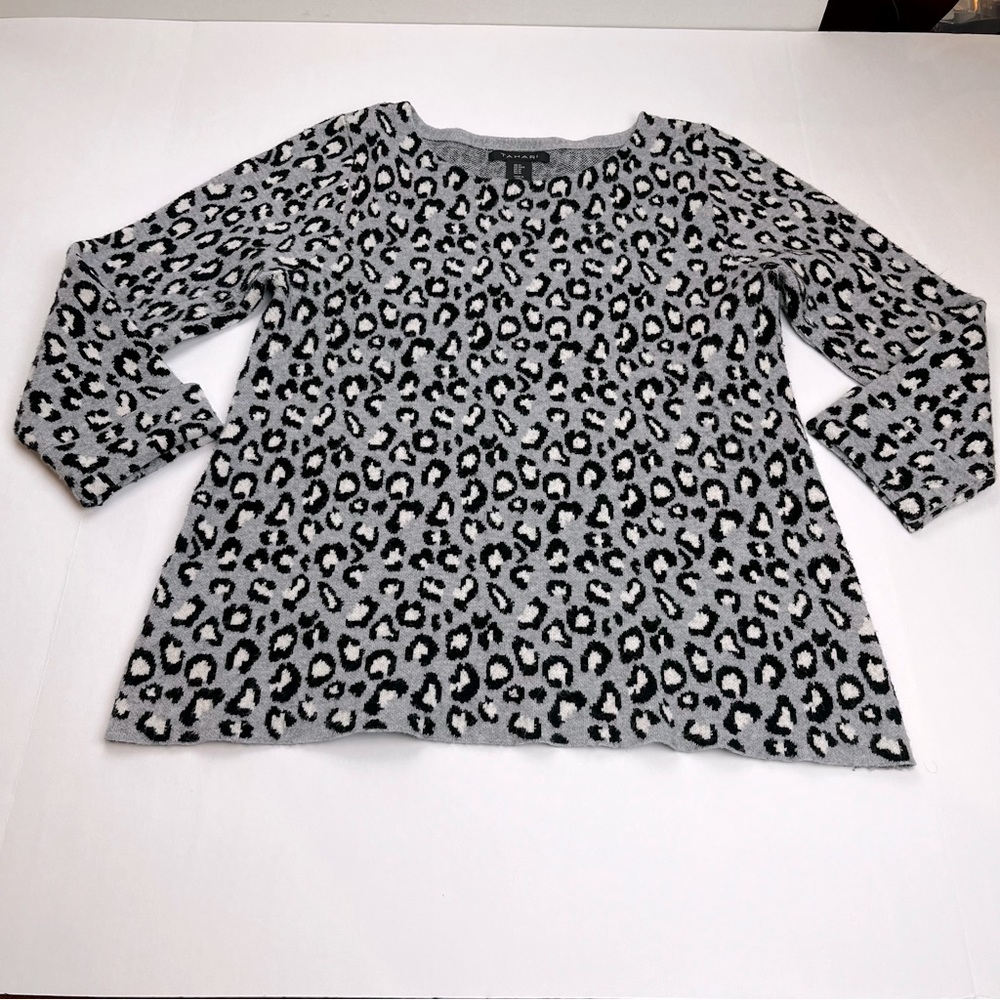 Tahari Womens Grey Gray Size Medium Leopard Cheetah Print Sweater Cuffed Sleeves